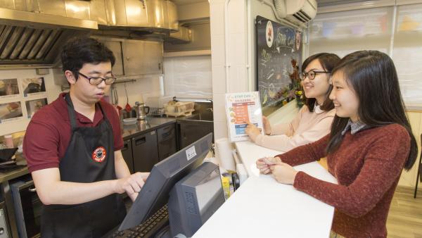 學員在中心內的STAR Café進行餐飲服務的工作實習。