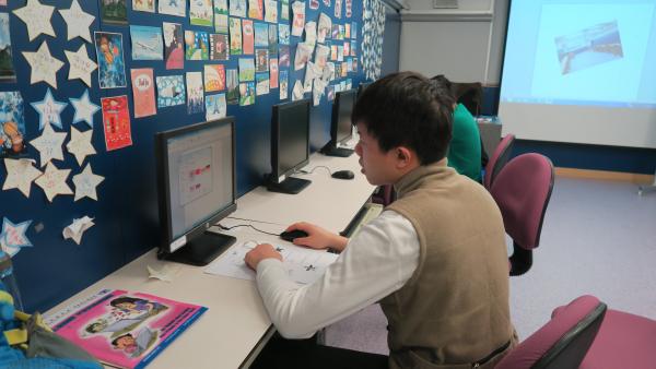 學員在課堂上認真地學習電腦文書工作。